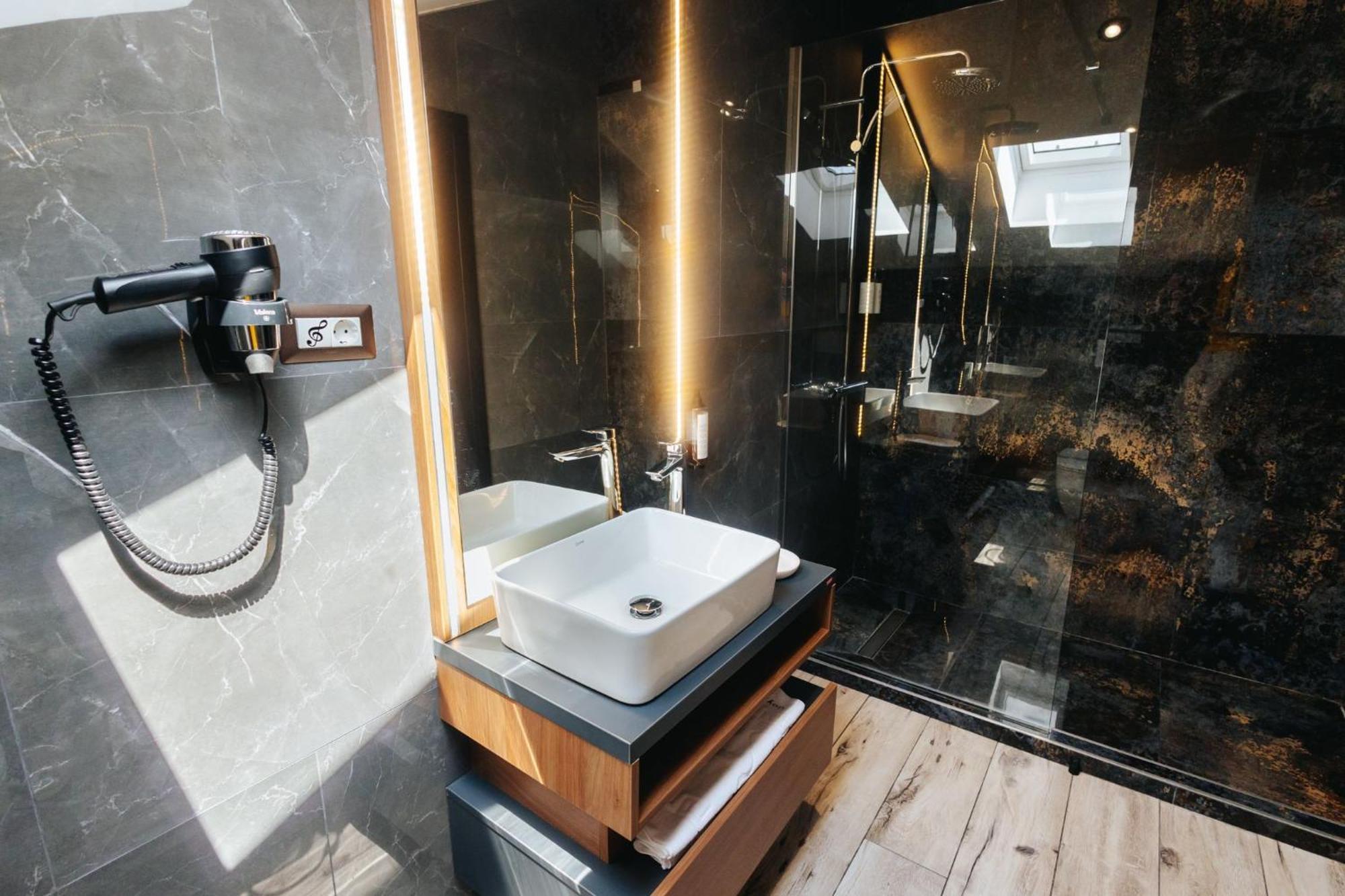 Hotel Goya Boutique Târgu Jiu Esterno foto