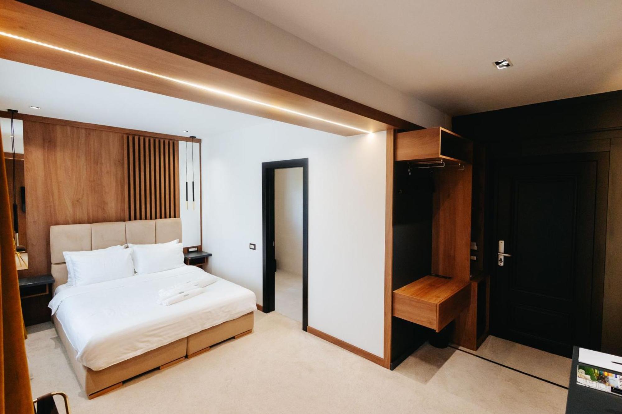 Hotel Goya Boutique Târgu Jiu Esterno foto